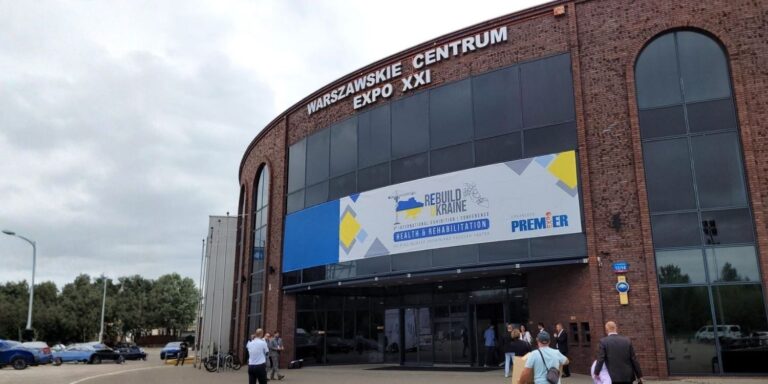 Ata Kontrplak, 12–13 Kasım’da Varşova’da düzenlenen Rebuild Ukraine Fuarı’nda (Warşova Expo Center, 4. Hol - A23) filmli plywood ve kontrplak ürünlerini tanıtıyor. Bayilik ve ihracat talepleri için standımızı ziyaret edin.